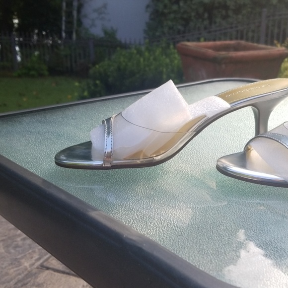 BNIB LIZ CLAIBORNE SILVER & ACRYLIC KITTEN HEELS - Picture 2 of 8